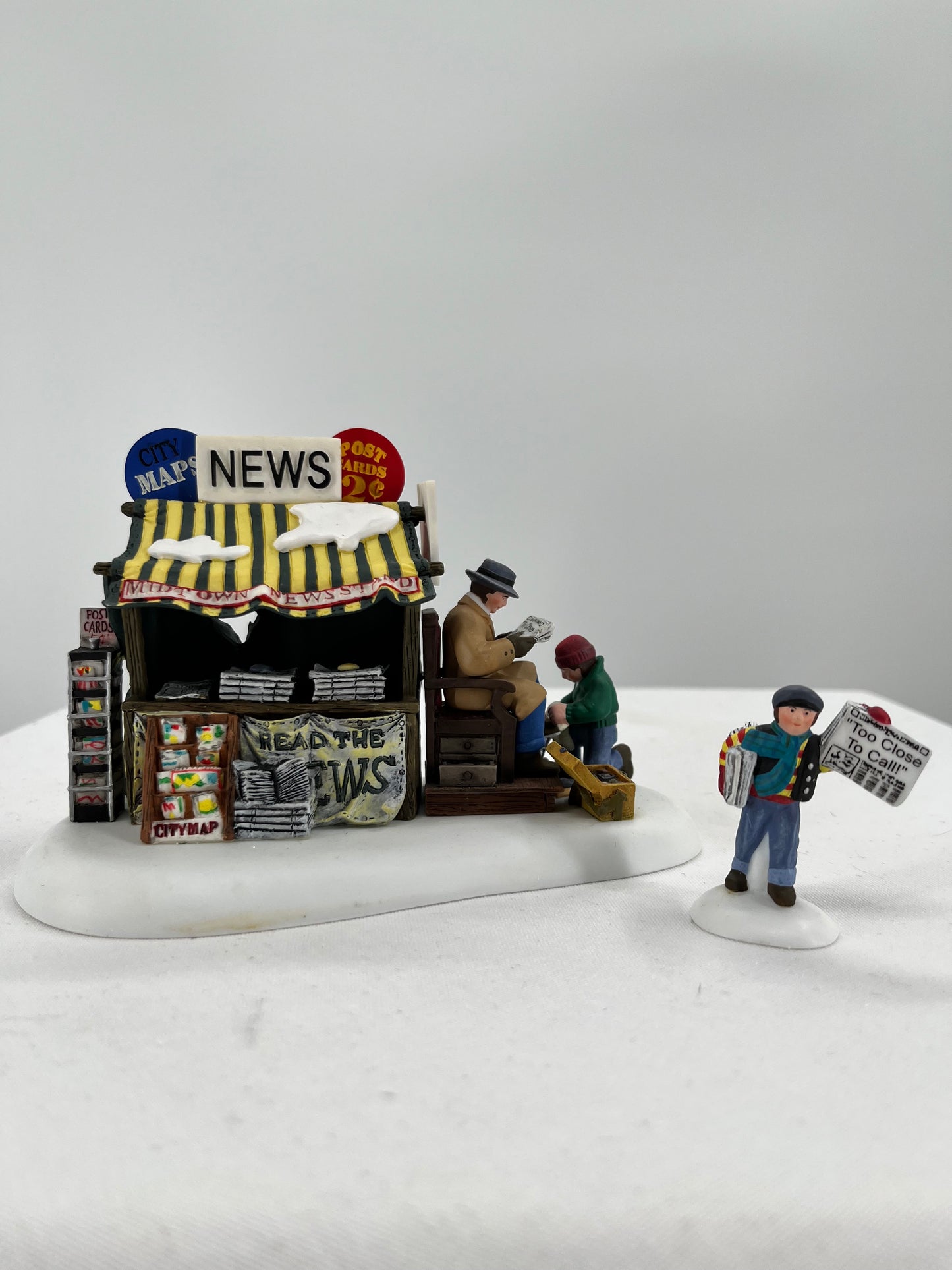 Department 56 Christmas in the City Midtown News Stand (set of 2)